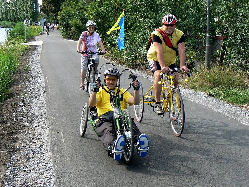 Zkušební jízdy po opravené cyklostezce se zúčastnilo zhruba 50 jezdců.