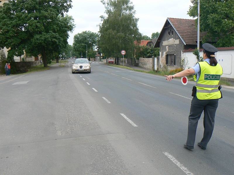 Při dopravní akci asistovaly děti z Kostelní Lhoty