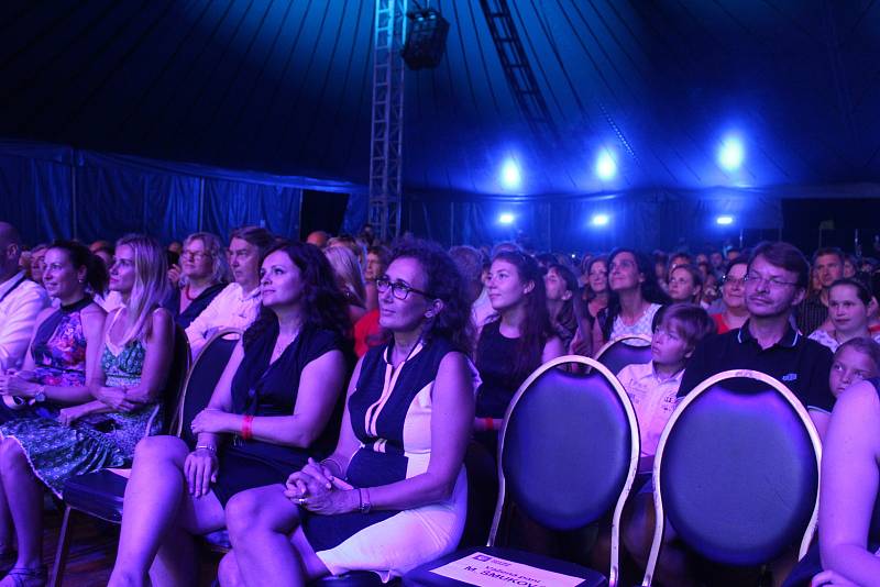 Koncertní hala u Jezara představila světovou premiéru koncertního provedení filmu Šakalí léta.