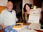 Josef a Marta Procházkovi doma v Seleticích se psem a archivovanými novinami s články a knihami paní Marty. 