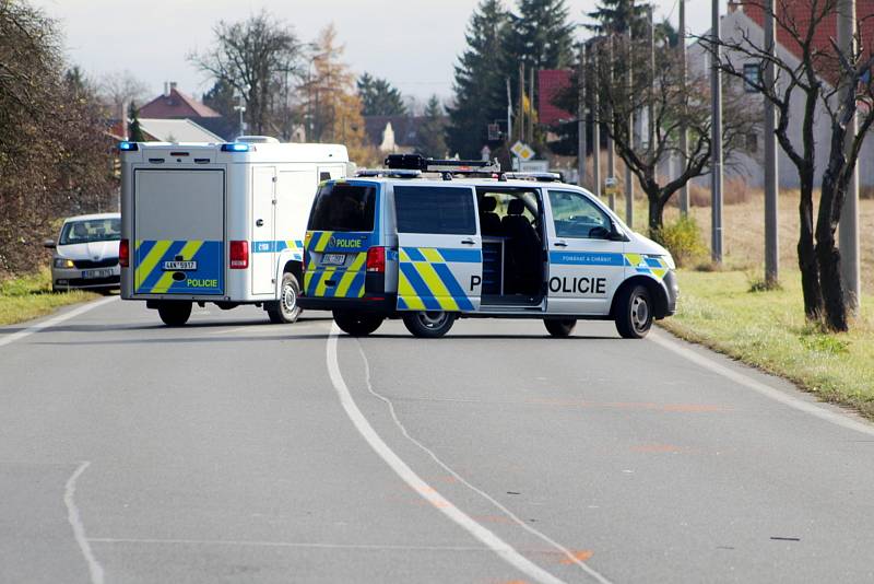 Situace na místě po tragické nehodě u Nymburka, při níž zemřela dvaašedesátiletá cyklistka.