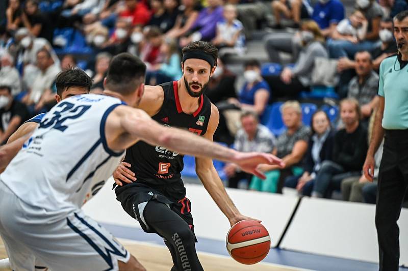 Z basketbalového utkání Kooperativa NBL Kolín - Nymburk (86:91)