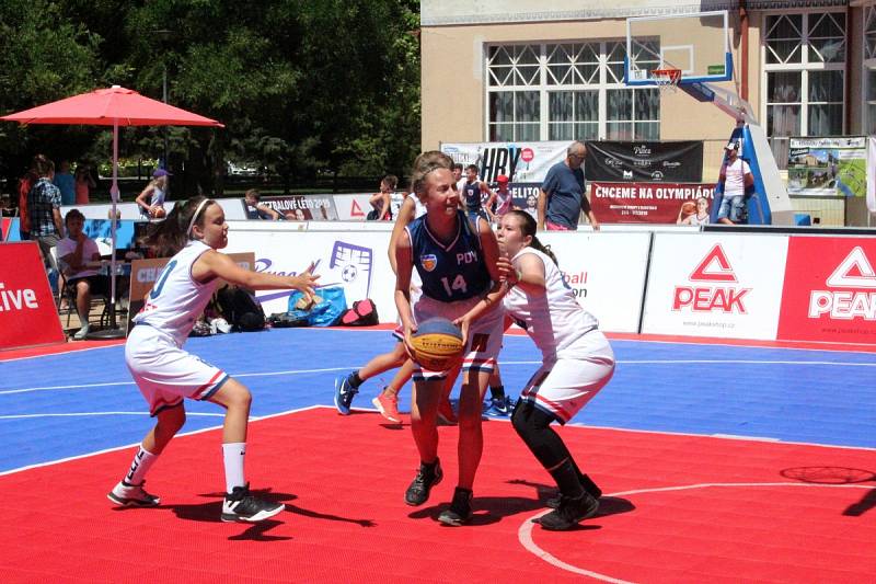 Mezinárodní turnaj v basketu tři na tři se hrál na poděbradské kolonádě.