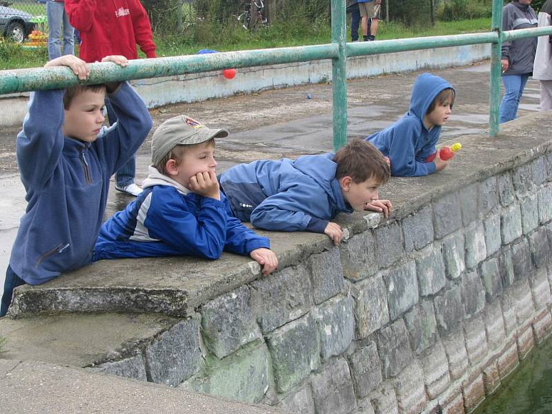 Neckyáda v Kamenném Zboží pobavila diváky na místním koupališti