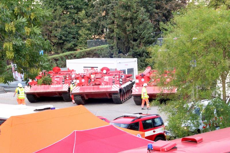 Během středy se už jen likvidovala suť na břehu pod Eliškou, potápěči kontrolovali dno. Poblíž stály hasičské tanky, které svoji práci zvládly ještě v úterý večer.