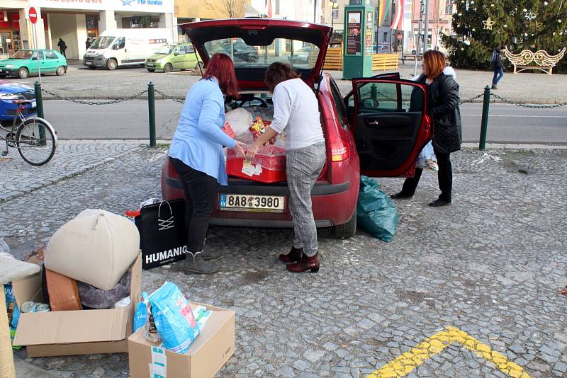 Loňská sbírka na nymburské radnici a převzetí darovaných věcí zástupkyní depozita Catky.