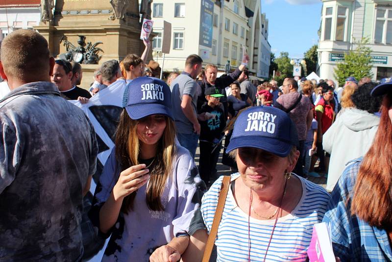 Zastávka Andreje Babiše v pondělí večer na poděbradském náměstí se nesla ve znamení hlučných a bouřlivých protestů. Přibližně padesát odpůrců bývalého premiéra dorazilo s  nesouhlasnými transparenty, megafony a píšťalkami.