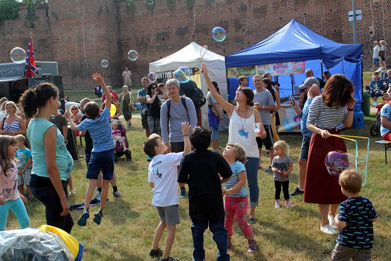 Přístavní slavnost pod hradbami se i přes opakovaný liják mimořádně vydařila.