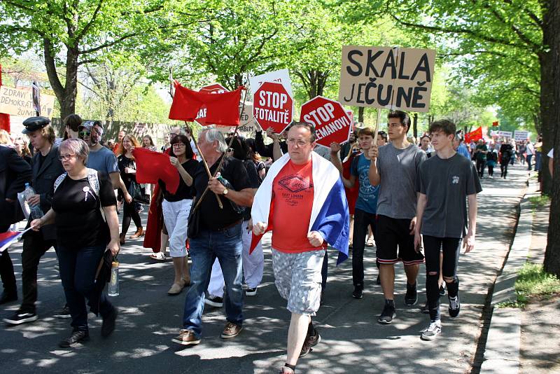 Protesty v Nymburce při jednání sjezdu komunistů a maškarní průvod.