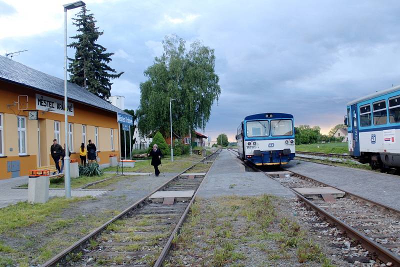 Z městeckého nádraží odjíždějí vlaky na Křinec a opačně na Chlumec nad Cidlinou. Prvně jmenovaným směrem zřejmě brzy jezdit přestanou.