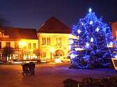 Vánoční strom v Nymburce. Ilustrační foto.