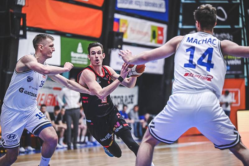 Z basketbalového utkání Kooperativa NBL USK Praha - Nymburk (80:85)