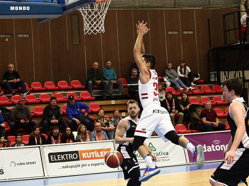 Z basketbalového utkání nejvyšší soutěže Nymburk - Hradec Králové (102:65)