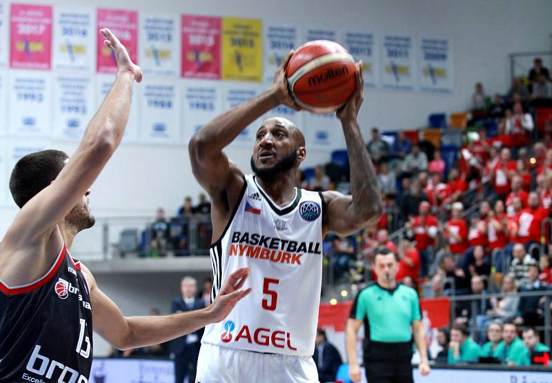 Basketbalisté Nymburka (v bílém) prohráli další zápas Ligy mistrů s Bambergem 78:84.