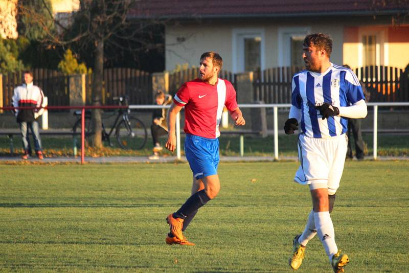 Fotbalisté Pátku (v červeném) se s týmem Sázavy nemazlili. Rozhodli už v prvním poločase, kdy vstřelili tři branky.