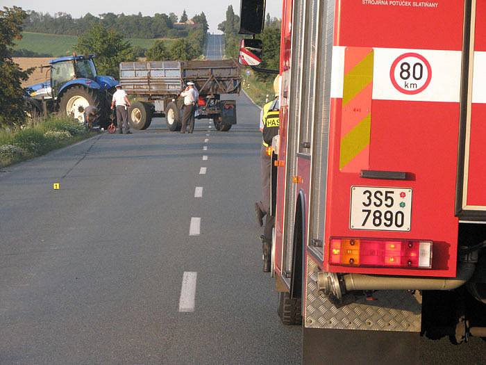 U Odřepes zemřel motorkář, jeho slpolujezdec byl vážně zraněn.