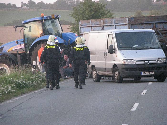 U Odřepes zemřel motorkář, jeho slpolujezdec byl vážně zraněn.