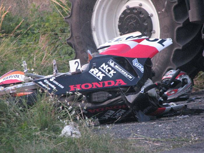 U Odřepes zemřel motorkář, jeho slpolujezdec byl vážně zraněn.