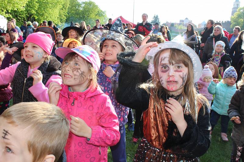 Na slet čarodějnic a čarodějů pozval v neděli malé Nymburáky na Špičku nymburského Přístavu veselý klaun Krejčík Honza.