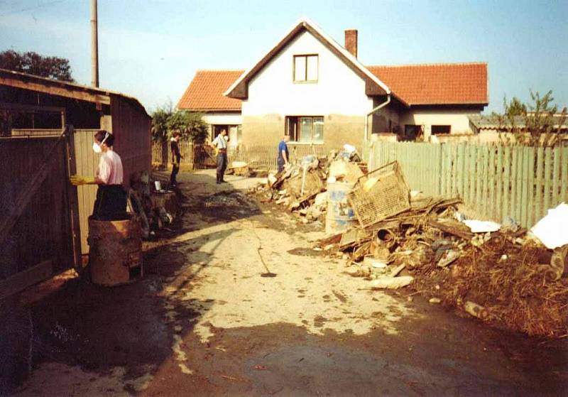 V roce 2002 pomáhali dobrovolní hasiči z Kostomlátek při povodních na Mělnicku