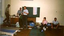 V roce 2002 pomáhali dobrovolní hasiči z Kostomlátek při povodních na Mělnicku