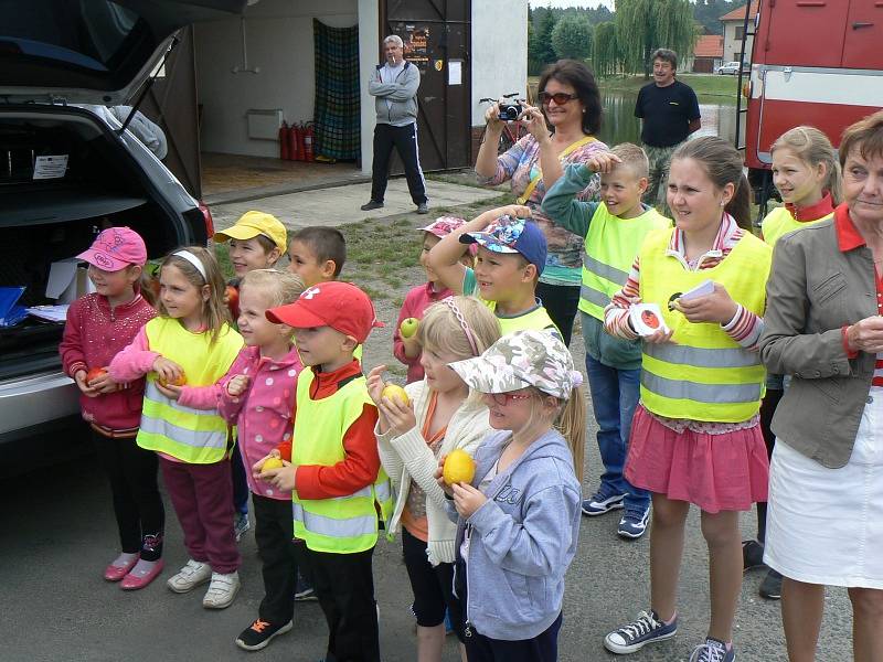 Při dopravní akci asistovaly děti z Kostelní Lhoty