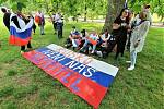 Na setkání před ruskou ambasádou v Praze dorazili v sobotu 10. června 2023 i příznivci Ruska.
