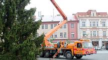 Ačkoliv oficiální rozsvícení vánočního stromu se uskuteční až nadcházející neděli, už nyní dostal první slavnostní výzdobu.