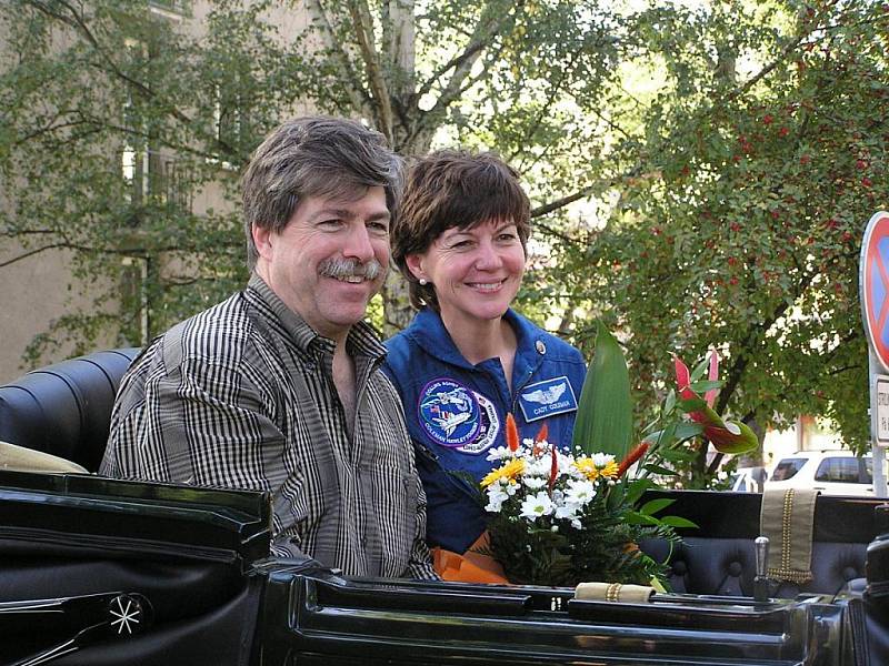 Americká astronautka s manželem strávila jeden den v Poděbradech. 
