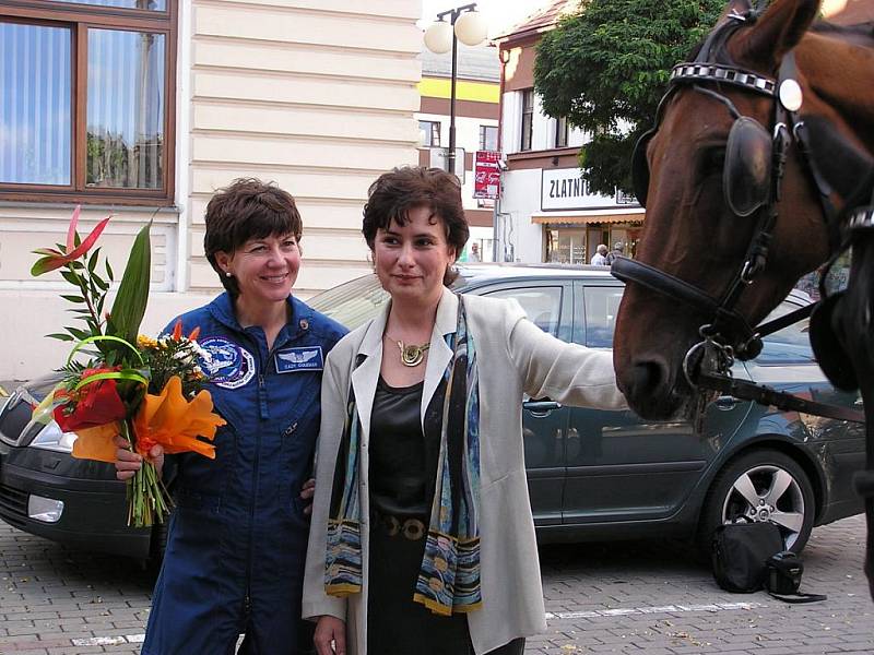 Americká astronautka s manželem strávila jeden den v Poděbradech. 