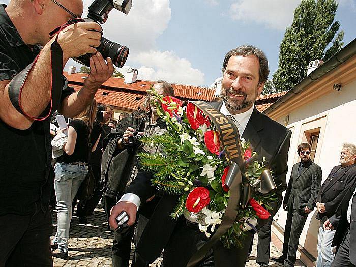 V poděbradském divadle Na Kovárně se konal ve středu v poledne pohřeb protikomunistického bojovníka, toho třetího od Mašínů, Milana Paumera.