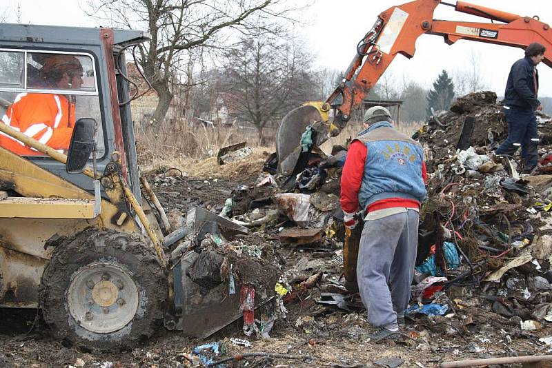 Rožďalovičtí likvidují z pozemku domu, který koupili kvůli bezpečnosti obyvatel, tuny odpadu.