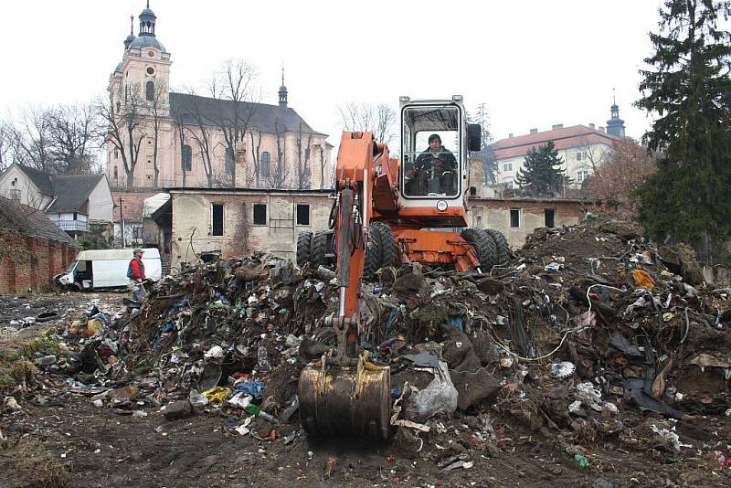 Rožďalovičtí likvidují z pozemku domu, který koupili kvůli bezpečnosti obyvatel, tuny odpadu.