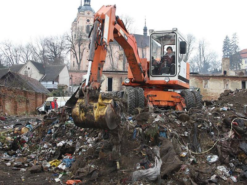 Rožďalovičtí likvidují z pozemku domu, který koupili kvůli bezpečnosti obyvatel, tuny odpadu.