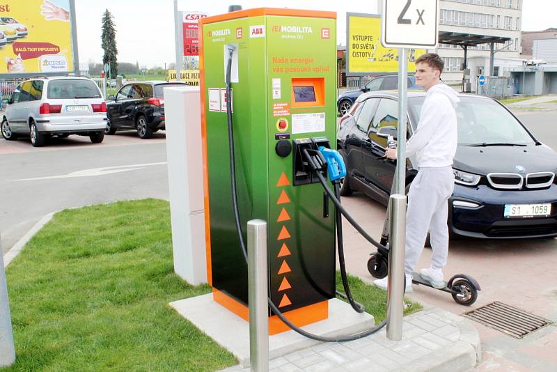 První dobíjecí stanice pro elektrovozy byla zprovozněna u nymburského Kauflandu.