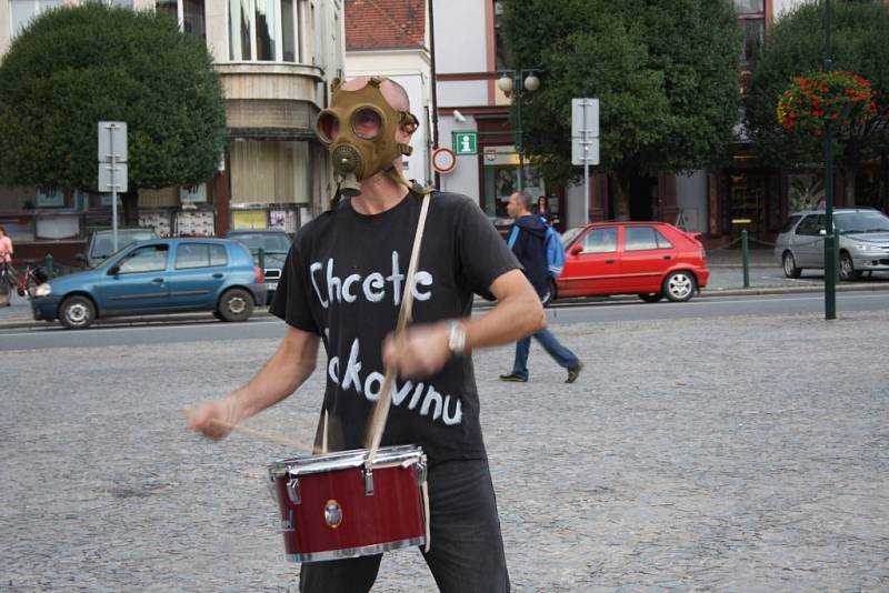 Demonstrace proti zinkovně AZOS na Zálabí.