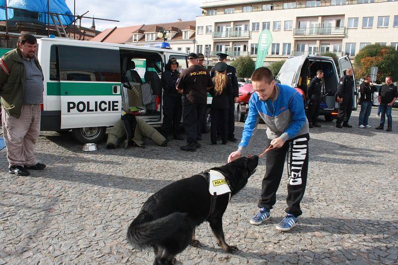 Preventivní akce policistů a hasičů na nymburském náměstí