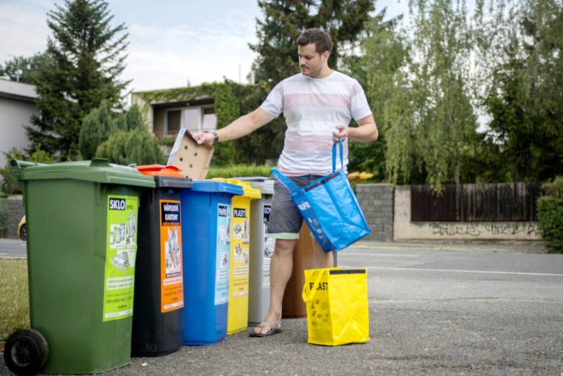 Nymburk zavádí třídění plastů a papíru přímo u domu po celém městě.