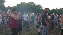 Druhý ročník ska a reggae festivalu u jezera v Sadské roztančil přes tisíc lidí.