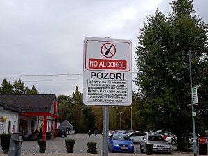 Již umístěné cedule informující o zákazu konzumace alkoholu v Milovicích.