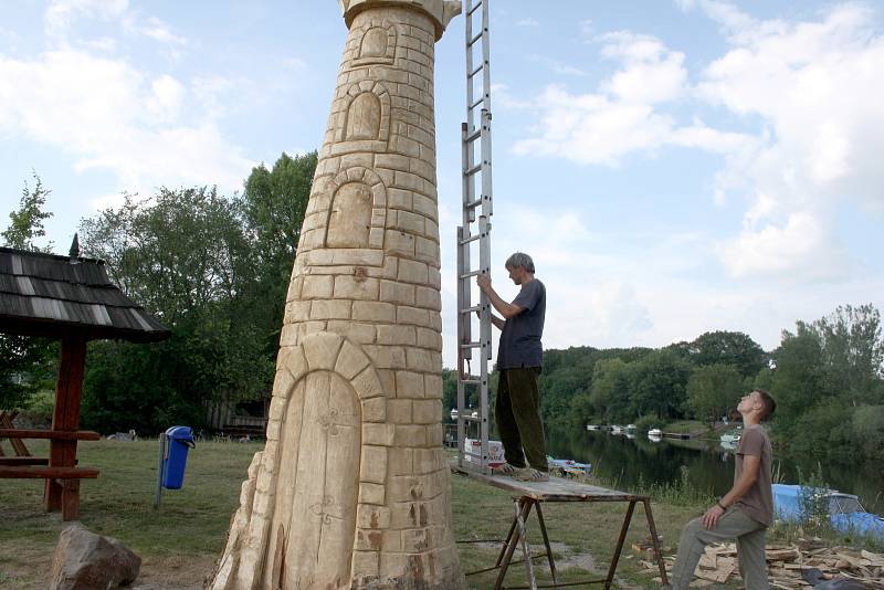 Maják na břehu u přívozu je vyrobený z topolu a má být turistickým lákadlem.