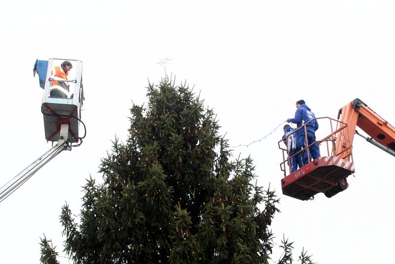 Ačkoliv oficiální rozsvícení vánočního stromu se uskuteční až nadcházející neděli, už nyní dostal první slavnostní výzdobu.