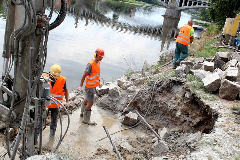 Ačkoliv stavební práce na místě probíhají už od pondělí, ve čtvrtek odpoledne došlo na oficiální zahájení stavby přístaviště pro osobní lodě v Nymburce pod Šafaříkovým mlýnem.