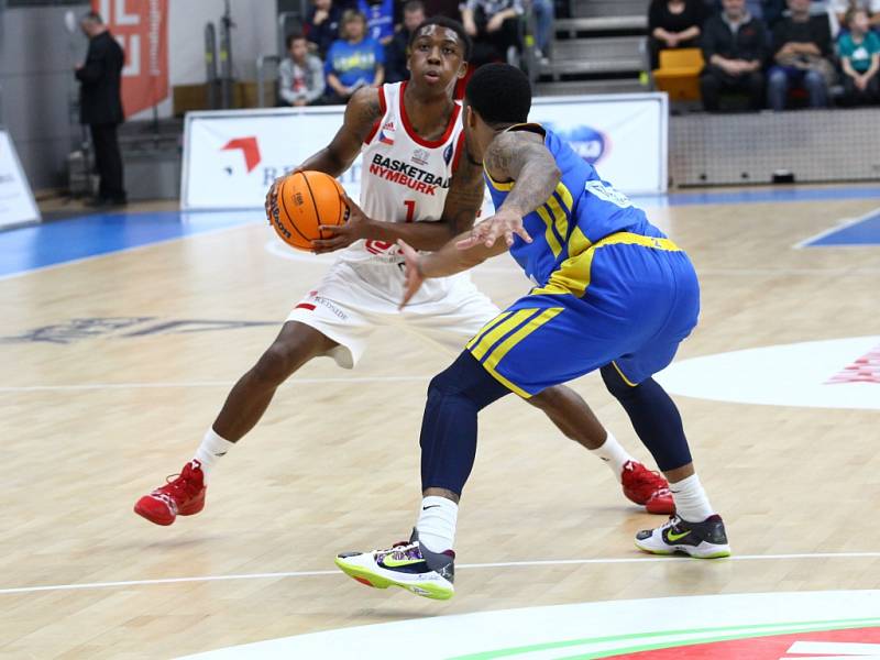 Z basketbalového utkání Ligy mistrů Nymburk - Peristeri (84:72)