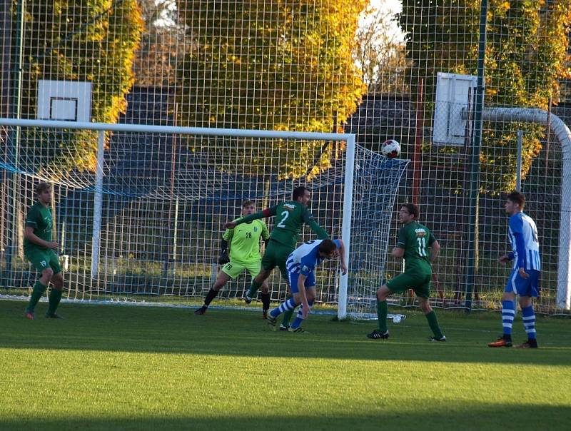 Z fotbalového utkání I.B třídy Pečky - Semice (1:2).