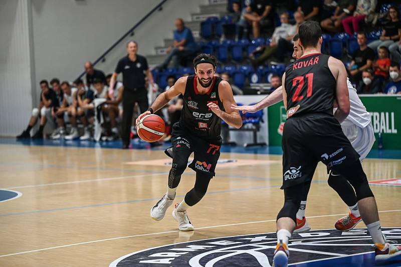 Z basketbalového utkání Kooperativa NBL Děčín - Nymburk (74:92)