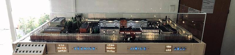 Za několik měsíců dokázali vězni z Jiřic postavit nasvícenou maketu areálu věznice, která by byla chloubou jakékoliv mezinárodní výstavy týkající se tvorby ze špejlí.