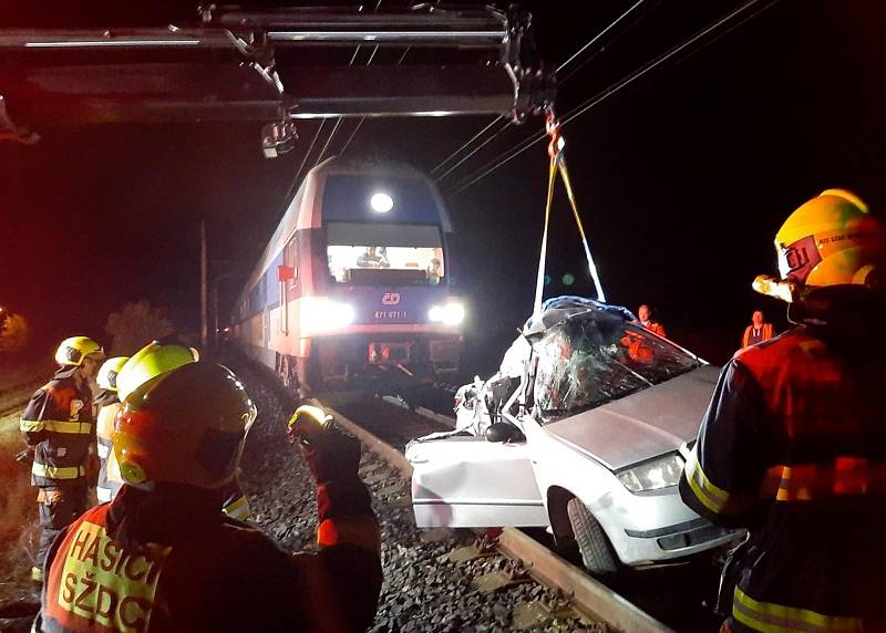 Dopravní nehoda na železničním přejezdu v Kostomlatech nad Labem ve směru na Rozkoš.