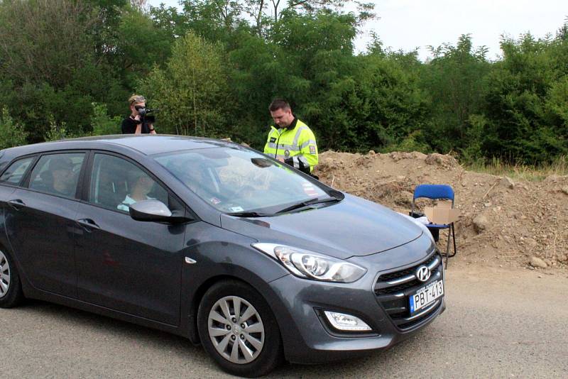 Policisté na milovickém festivalu spolupracovali s celníky i akademiky při odhalování drogových deliktů. Přivezli si originální přístroj, plynový chromatograf.