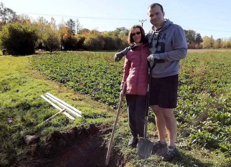 Místní vysadili na Jiráskově stezce 10 nových stromů a ještě tento měsíc v tom budou pokračovat.